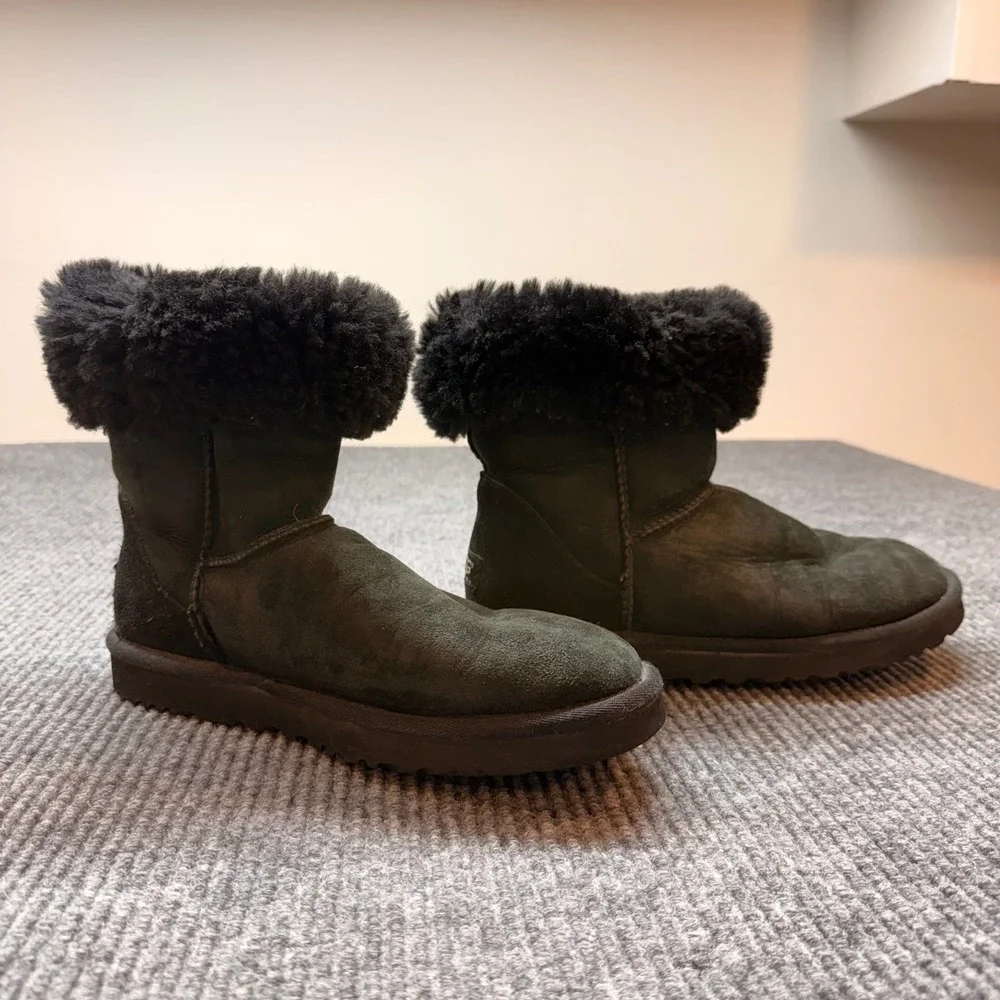 UGG Australia Classic Short Boots Womens Size 8 Black Suede Sheepskin Cozy
